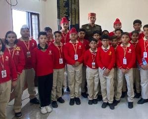 Una: DSP Ajay gave success tips to the children of Cambridge Dhusada.