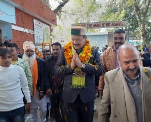 Indora: MLA Malendra Rajan honored the children of Bahadpur school.