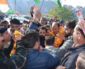  Crowds gathered on the streets to welcome Yadvinder Goma in Jaisinghpur.
