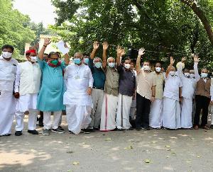  Opposition took out foot march from Parliament to Vijay Chowk against suspension of MPs