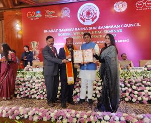  Una: Donor Dr. Mahindra Sharma received Bharat Gaurav Ratna Award.
