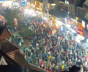 Crowd of tourists gathered in Himachal to celebrate Christmas