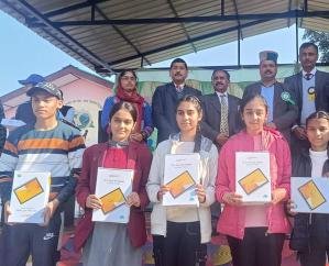  Dehra: Surinder Mankotiya distributed laptops to meritorious students in Rakkad.