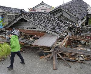 Earthquake with a magnitude of 7.5 hits Ishikawa Prefecture in Japan, creates chaos