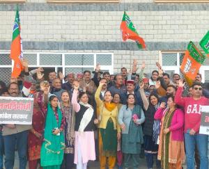 Hamirpur: Sujanpur BJP took to the streets to get denotified offices opened