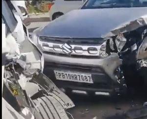 Solan: Heavy collision between 3 vehicles in Bruri on Kalka-Shimla Highway.