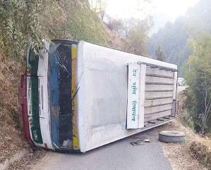  Mandi: HRTC bus overturned in Bhalyara, Sarkaghat, passengers narrowly escaped