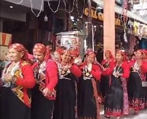 1300 women from 122 women's groups performed Mahanati on the Mall Road of Manali.