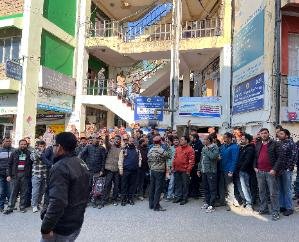 Shimla: Electricity Board Technical Employees Union staged a protest in Kasumpti.