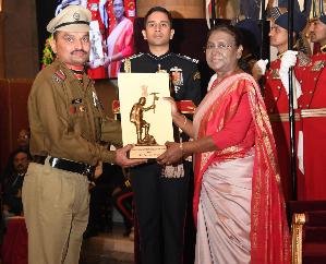 Minister congratulated Praveen Singh for Tenzing Norgay Adventure Award. 123