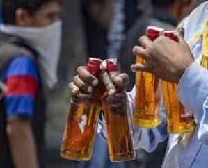  Dehra: Rakkad police caught 2 boxes of country liquor from a shopkeeper in Katoh.