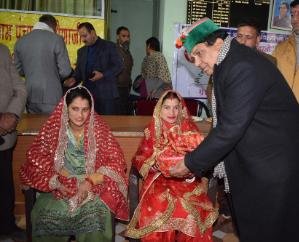 Solan: Dr. Shandil listened to the problems of the people in 'Garkar Aapke Aapke Program' in Seri and Jaunaji.