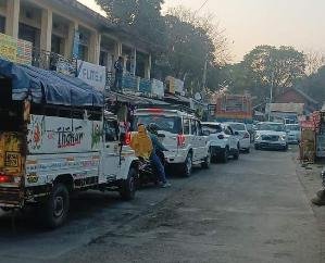  Dehra: Traffic jam due to vehicles parked on the side of Badal Thor road, people upset.