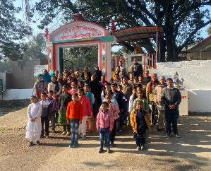  Dehra: Children remembered martyr Surjit by presenting patriotic songs.