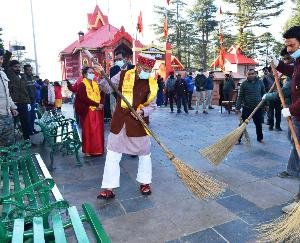 Shimla: Governor starts cleanliness campaign from Jakhu temple 123