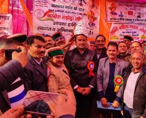 Jaisinghpur: Koli community presented a silver crown to AYUSH and Sports Minister Goma in Tinbad.