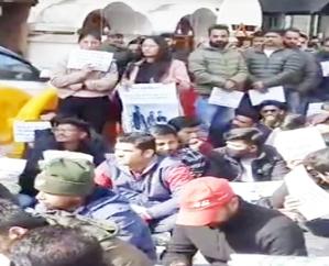  Shimla: JOA-IT candidates, angry over results not being declared, reached Chief Minister's official residence.