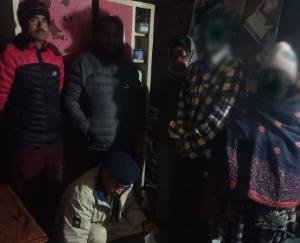 Indora: Police caught two drug smugglers including a woman with 8.62 grams of chitta.