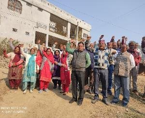  Jwalamukhi: People expressed anger over the closure of Lagdu connecting road from Ghatta Chowk in Khundian