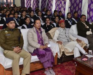 Solan: Governor reached Arki School to listen to 'Pariksha Pe Charcha' program with girl students.