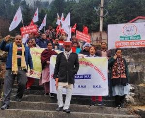 Kullu: Workers took to the streets despite heavy rain in Banjara