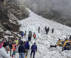  Heavy snowfall begins in Atal Tunnel, tourist vehicles rescued in Koksar