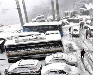 Himachal: Roads closed due to heavy snowfall, hundreds of HRTC routes affected