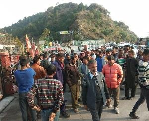 ऑपरेटरों ने शालुघाट से कंपनी गेट तक निकाली विरोध रैली