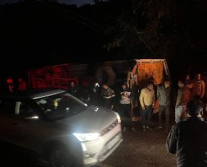  Jaisinghpur: Woman crushed by speeding truck, died