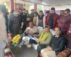 Indora: MLA Rajan listened to the problems of the people in Ghetta under the Government Village Door program.