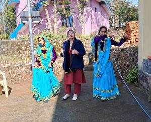 Jaisinghpur: Artists told the government's welfare schemes to the people.