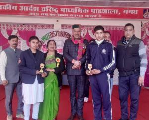 Indora: MLA Malendra Rajan distributed awards to the promising students of Gangath School.  123