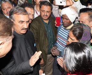 Solan: Chief Minister met the affected people of Barotiwala fire incident. 123