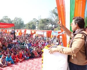 Dharamshala: RS Bali listened to people's problems in the program at the door of government village in Mataur.