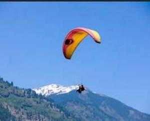  Kullu: Female tourist falls from paraglider in Dobhi, dies, pilot safe 123