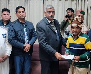 Jwalamukhi: MLA Sanjay Ratna distributed checks worth Rs 50 lakh to the disaster affected people.