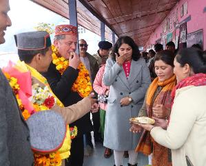 Kullu: MLA Gaur listened to the problems of the people in the government village door program organized in Raison