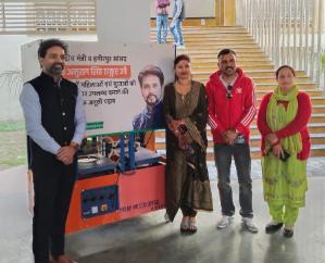 Bilaspur: Arun Dhumal distributed machines to women in Upper Nihal with the help of Union Minister Anurag Thakur.