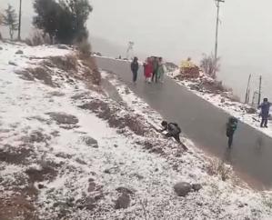  Snowflakes fell on the high peaks of Sirmaur district, white sheets spread