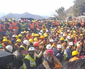 भारत की नंबर 1 कंपनी मजदूरों के साथ कर रही इस तरह की ज्यादती देखें