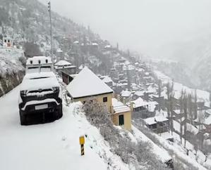 Kullu: Due to heavy snowfall and rain, many roads in the district are closed, power supply disrupted in many areas.