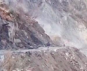 Kinnaur: A rock fell from a hill on an LT driver engaged in road restoration, he died.