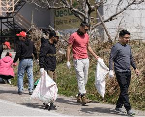 Kullu: Snow Marathon runners launched cleanliness campaign in Manali