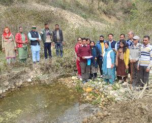 Dehra: Zilla Parishad member Pushpa Manhas laid the foundation stone of Makku Dam in Dadasiba.
