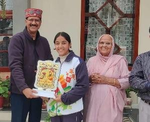 Jaisinghpur: Former MLA Ravindra Dhiman honored the meritorious students of class 10th and 12th.