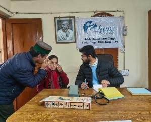  Sirmaur/Kullu: The Hans Foundation organized an eye check-up camp in Sarsai, checked the eyes of 150 people.