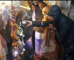 Kunihar: Devotees accepted the Prasad of Bhandara after seeing the natural Shivling.