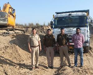  Kangra: Indora Police seized 2 vehicles while doing illegal mining in Kathgarh.