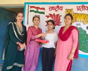 Kunihar: Kritika, student of Pathshala Nagar Sayanwa, passed the entrance examination of Jawahar Navodaya.
