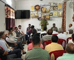 Indora: Malendra Rajan held a meeting with the presidents of 30 booths of Gangath Mangwal zone.